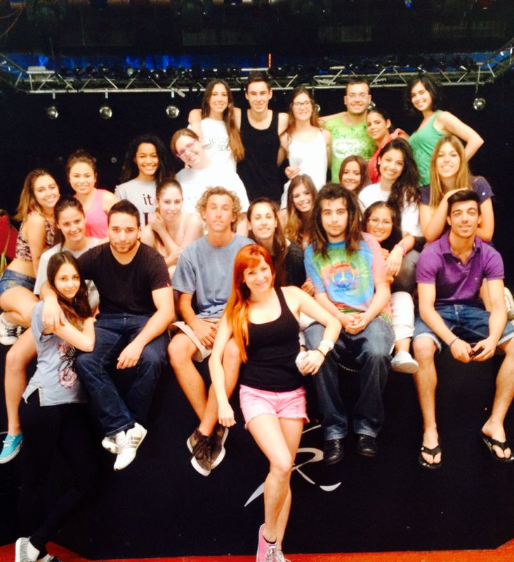 14-05_alumnos_de_1o_de_bachiller_con_la_coreografa_sara_del_pino.jpg